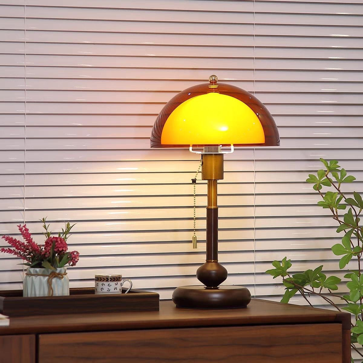 Vintage-Inspired Table Lamp With Warm Glow