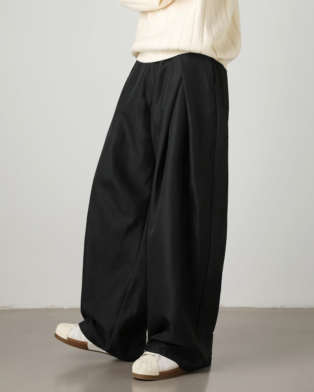 Men’s Wide-Leg Pleated Trousers