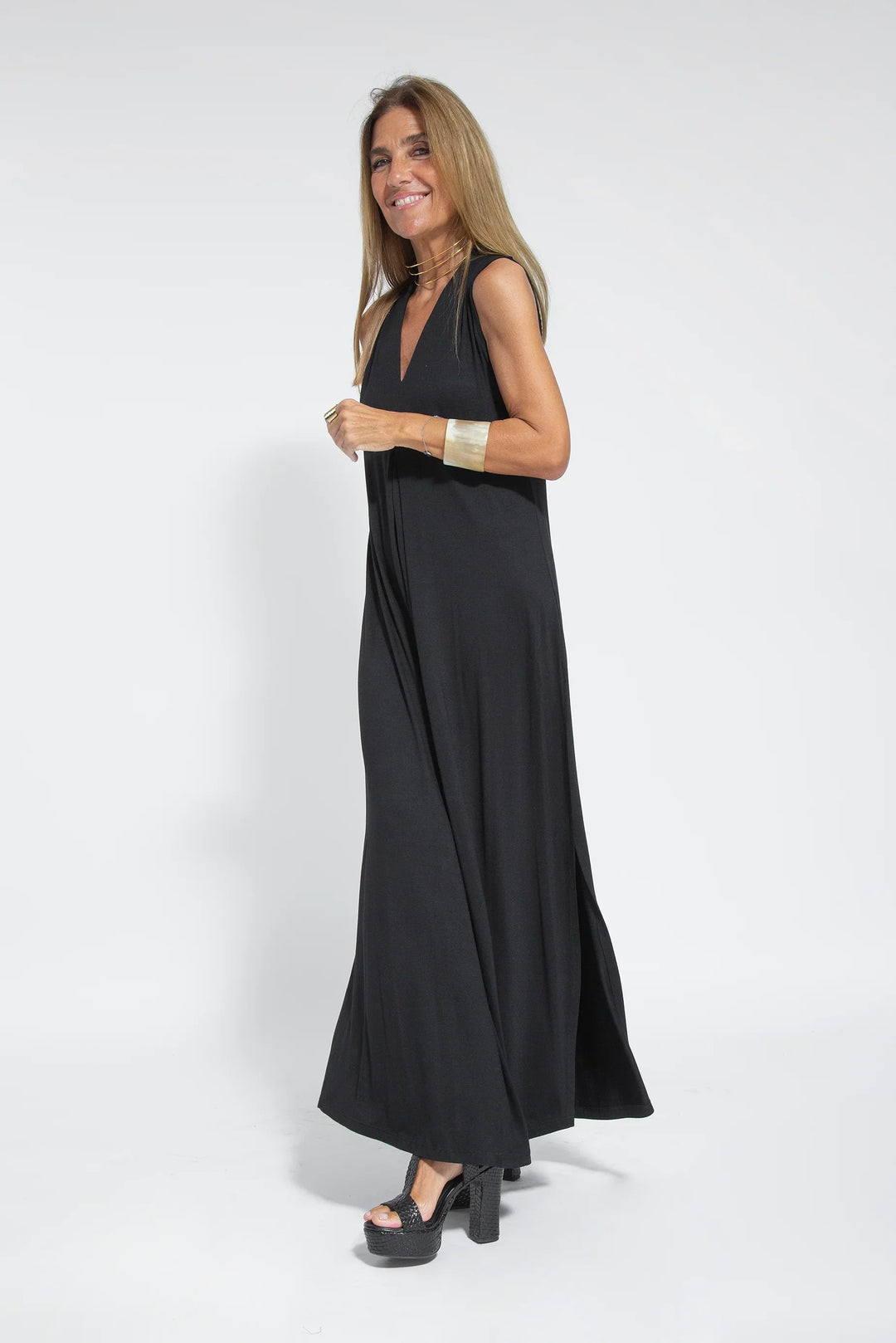 Valéria Long V-Neck Dress - Elegant and Flattering Style