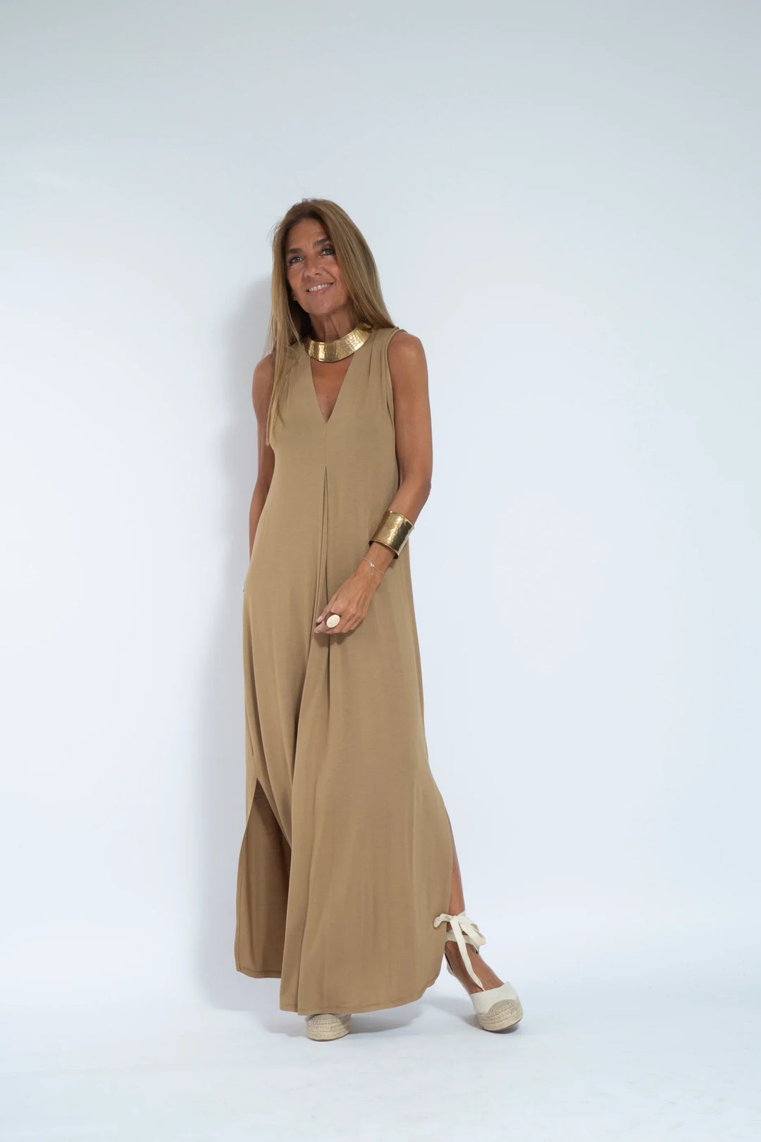 Valéria Long V-Neck Dress - Elegant and Flattering Style