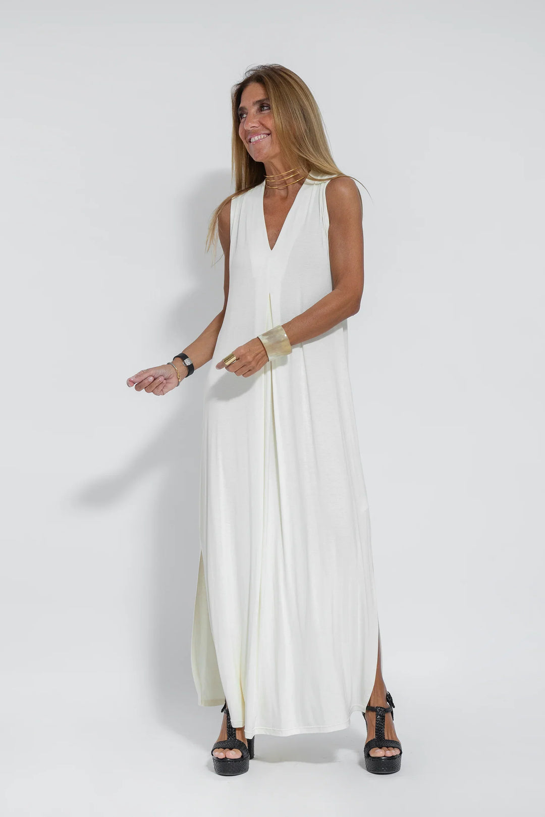 Valéria Long V-Neck Dress - Elegant and Flattering Style
