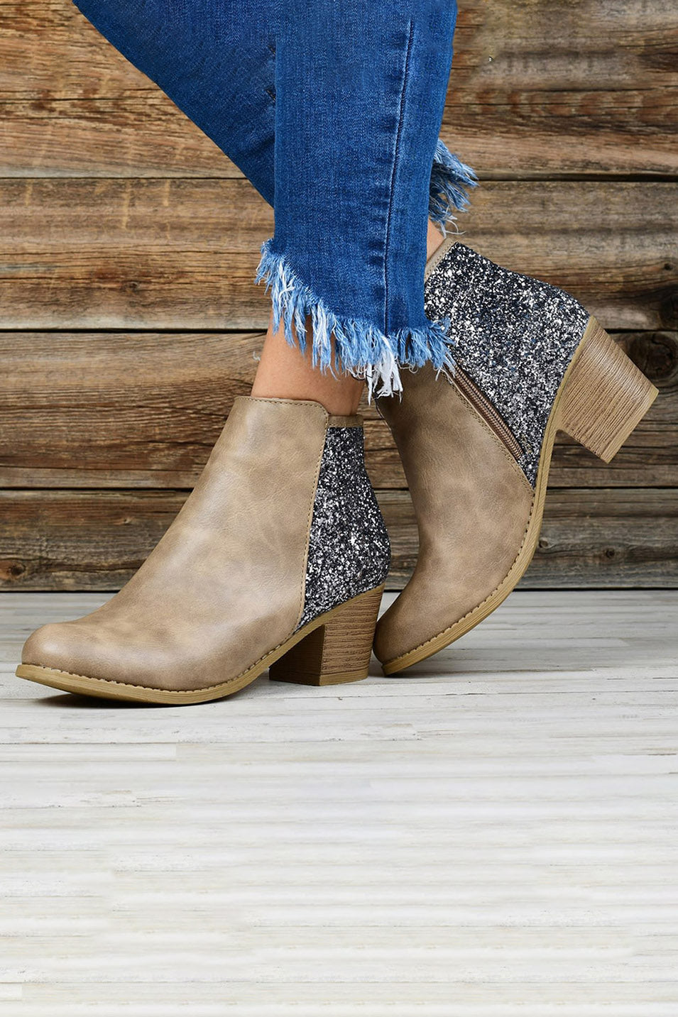 Sequin-Embellished Short Boots for Stylish Occasions