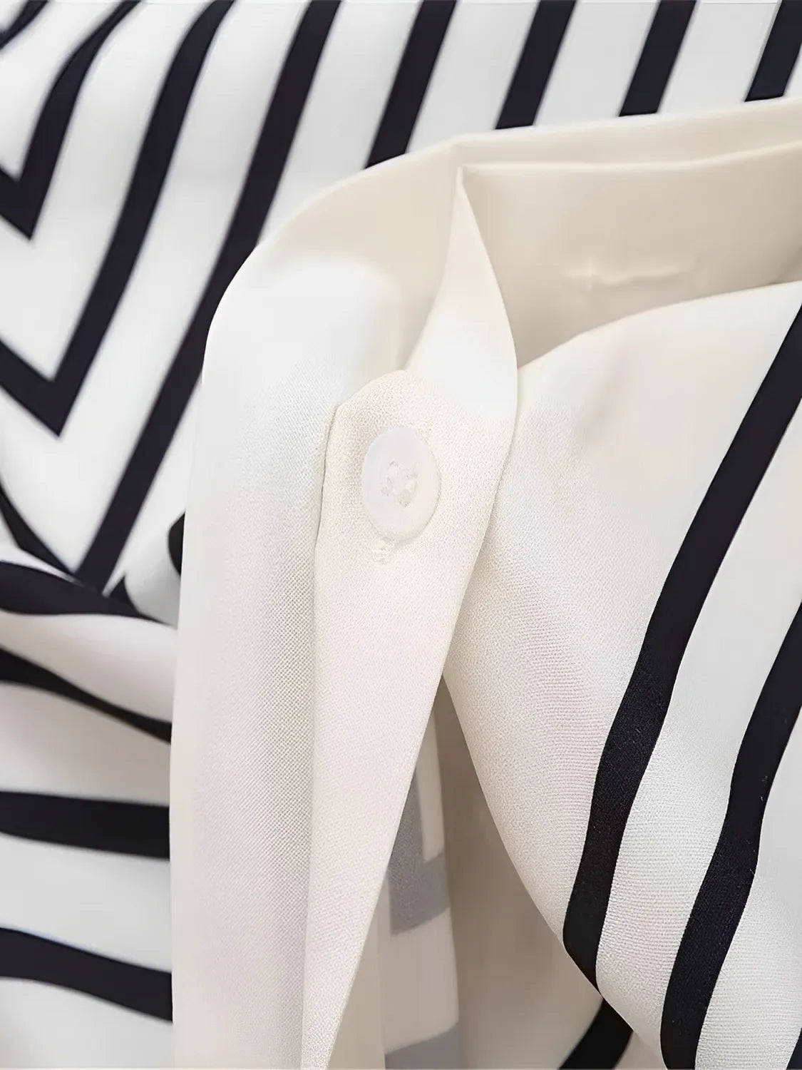 Elegant Geometric Stripe Alba Shirt for Stylish Casual Wear
