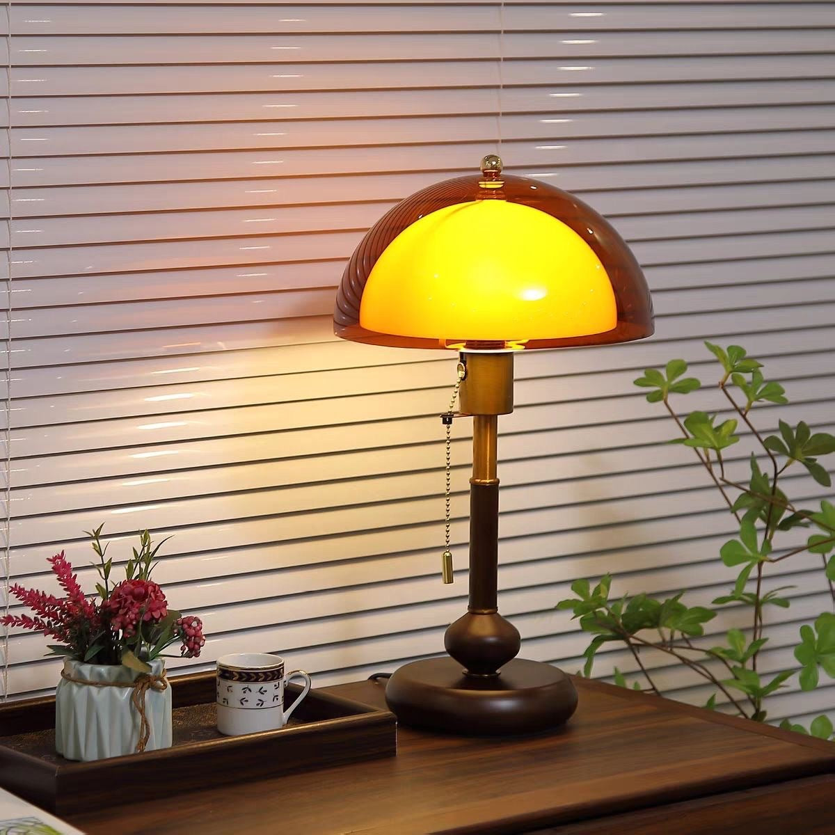 Vintage-Inspired Table Lamp With Warm Glow