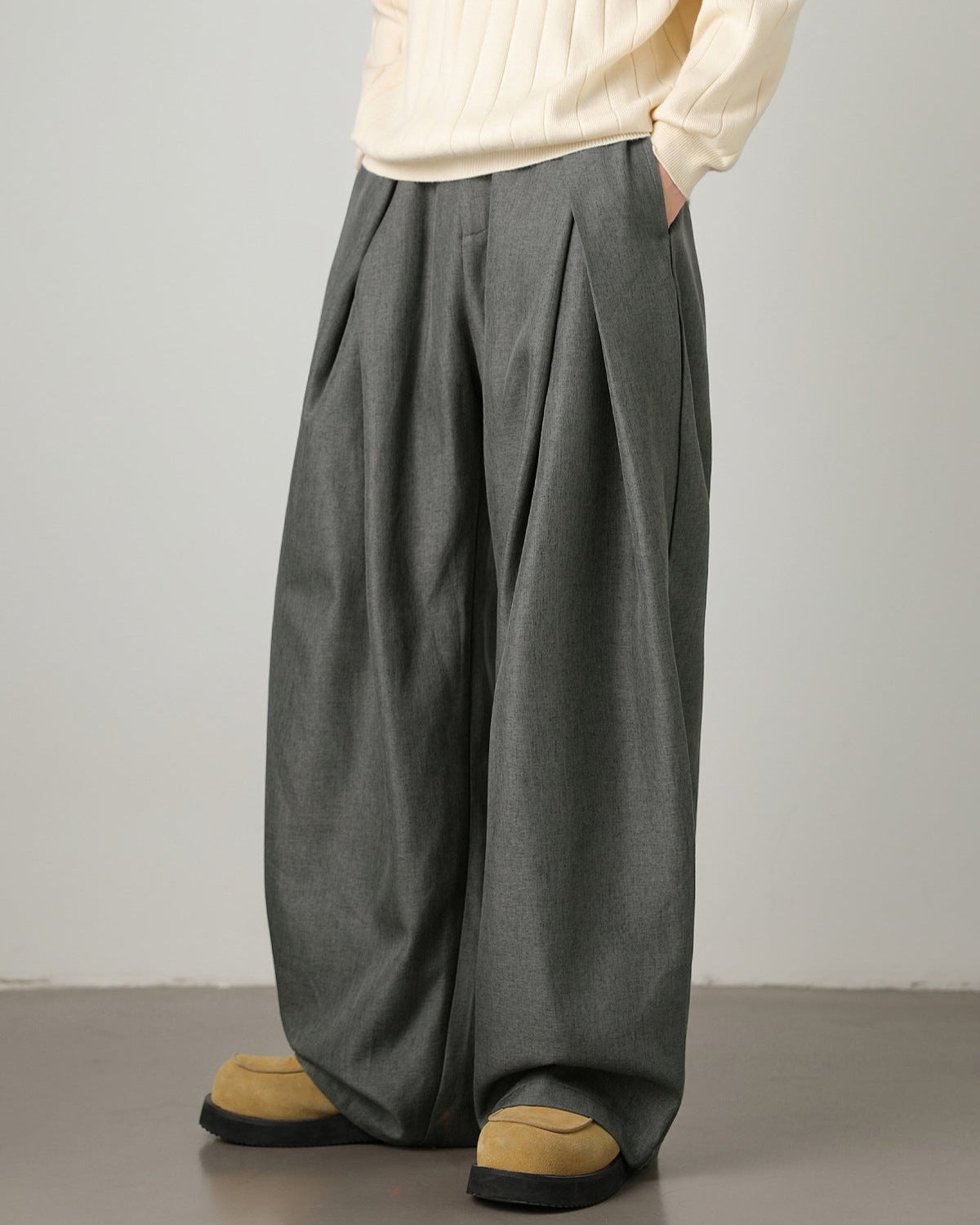 Men’s Wide-Leg Pleated Trousers