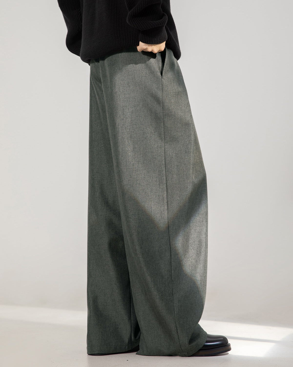 Men’s Wide-Leg Pleated Trousers
