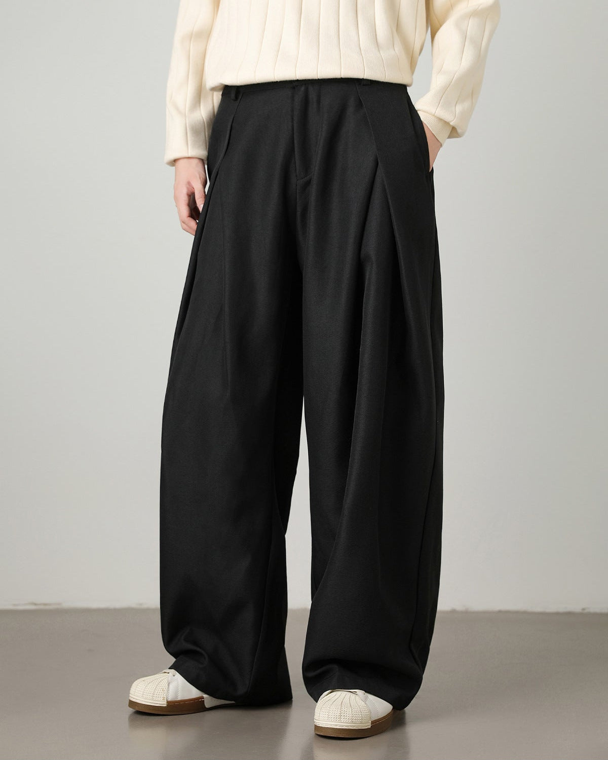 Men’s Wide-Leg Pleated Trousers