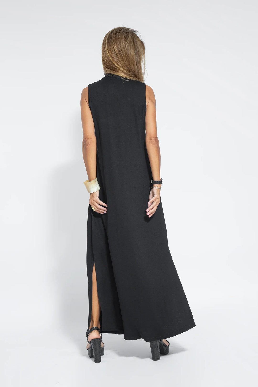 Valéria Long V-Neck Dress - Elegant and Flattering Style