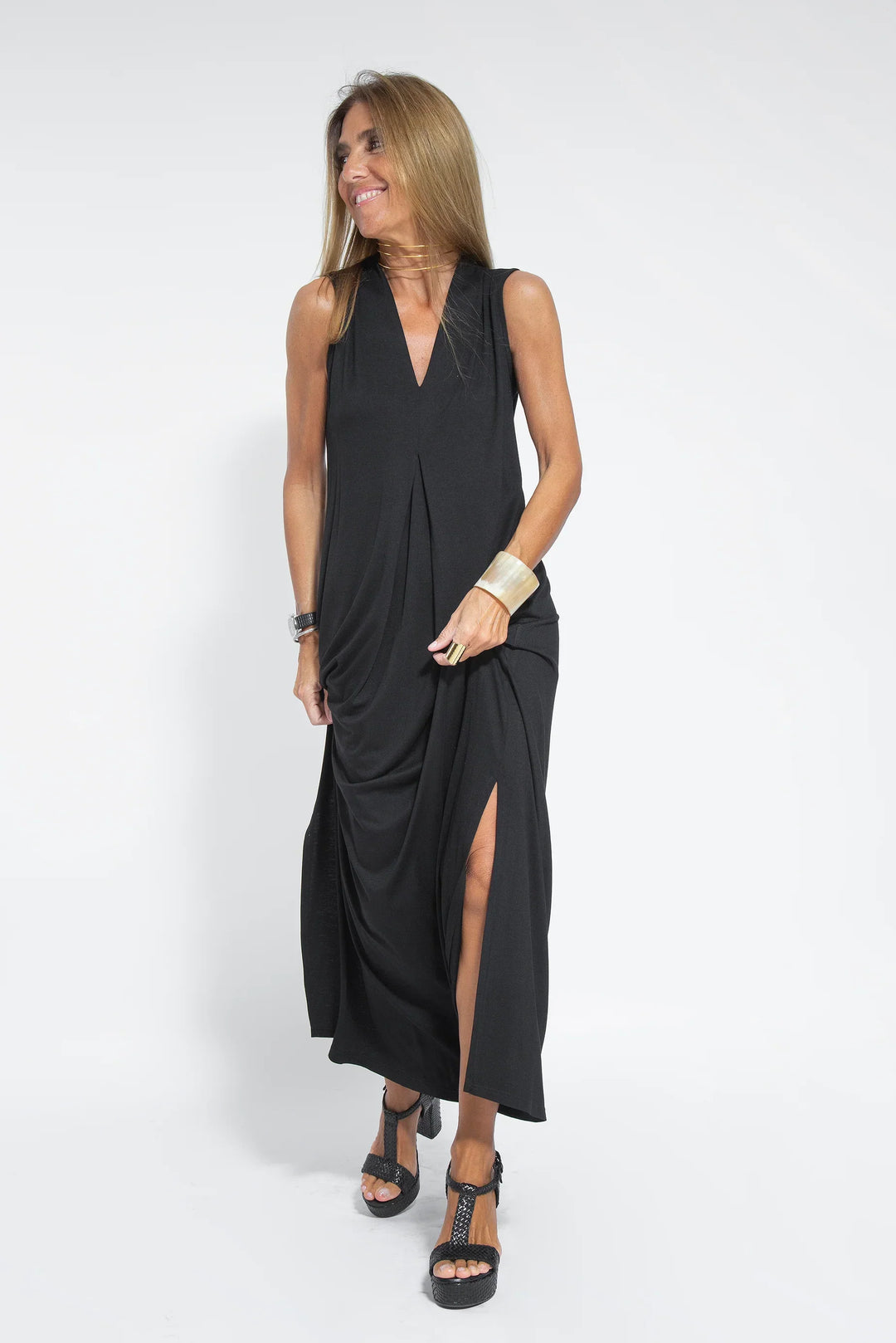 Valéria Long V-Neck Dress - Elegant and Flattering Style