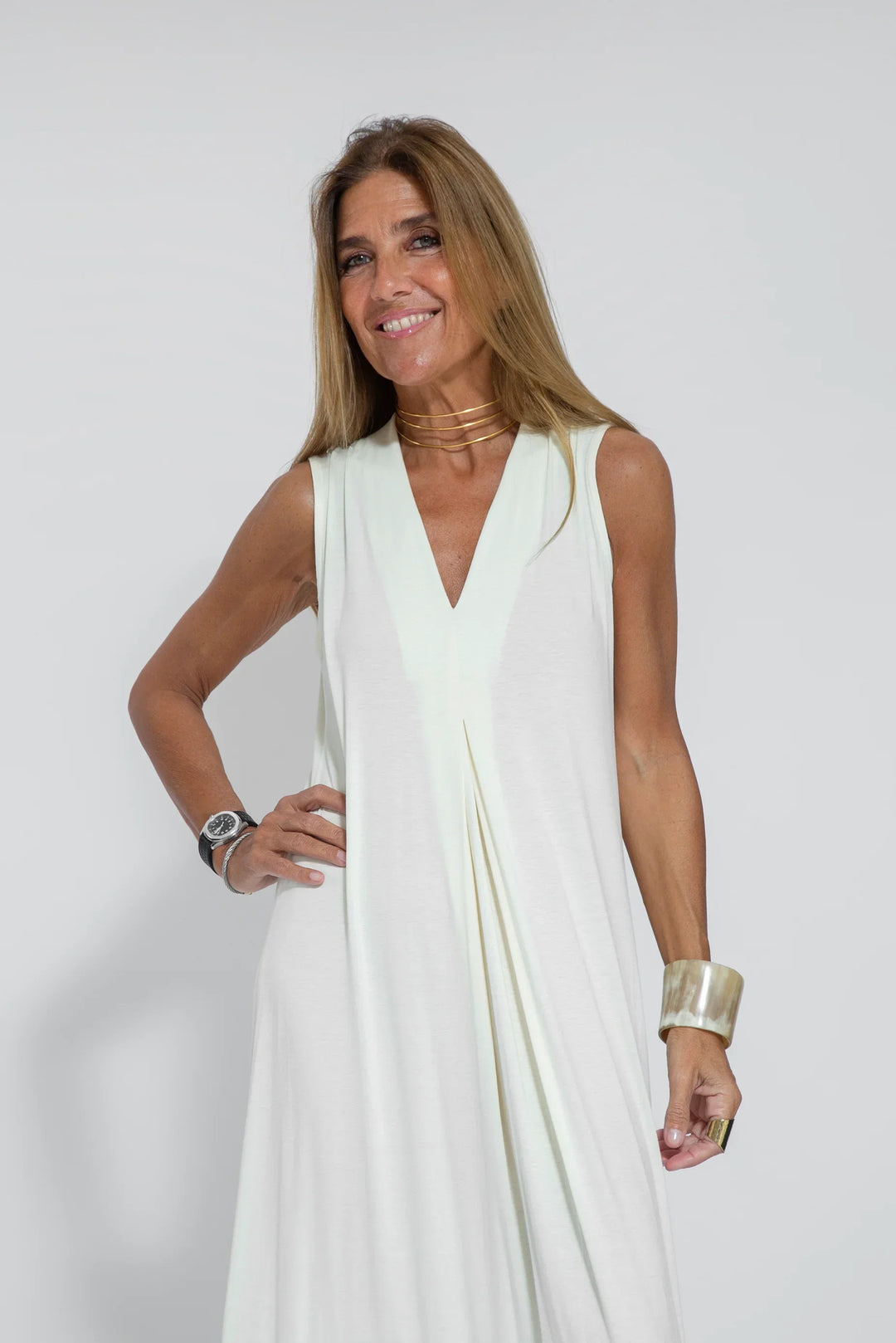 Valéria Long V-Neck Dress - Elegant and Flattering Style