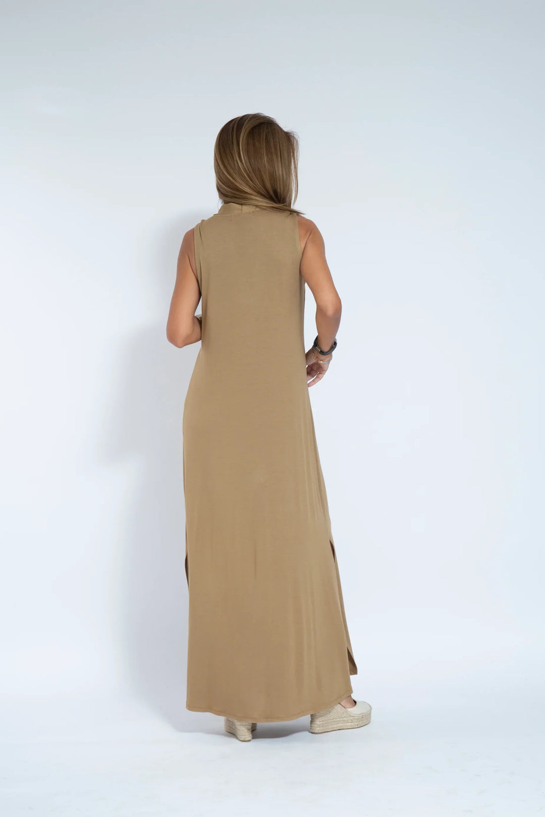 Valéria Long V-Neck Dress - Elegant and Flattering Style