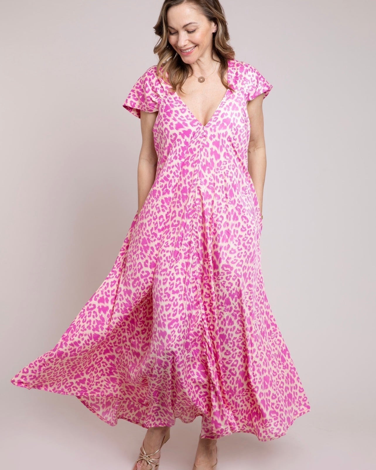 Leopard Print Maxi Dress with Elegant Design and Comfortable Fit